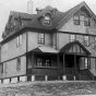 Black and white photograph of the Home for the Friendless on St. Paul’s Railroad Island, c.1933. Clarence Johnston designed this building in 1883. The site is now Eileen Weida Park. 