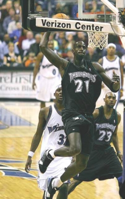 Kevin Garnett dunking