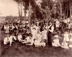 Black and white photograph of people gathered for Stiftungsfest, 1898.