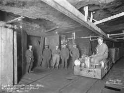 Black and white photograph of miners inside the Fayal mine in Eveleth, 1915. Photographed by William F. Roleff.