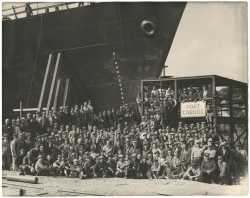 Black and white photograph of a shipbuilding crew at Port Cargill, Savage, ca. 1941.