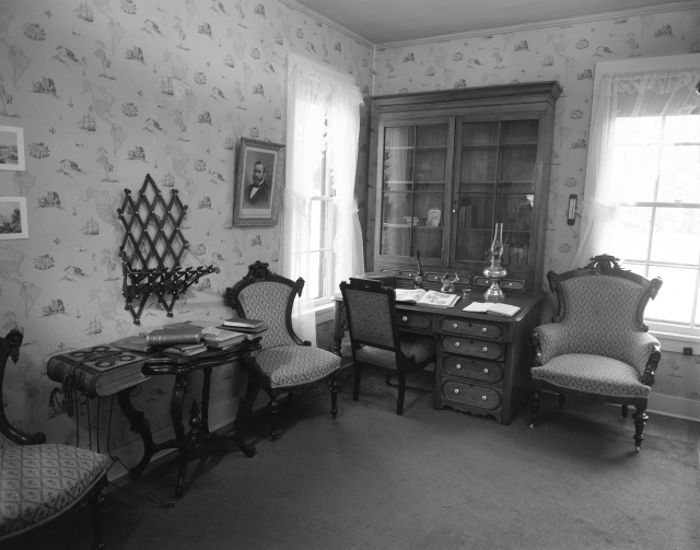 Sitting room in Folsom House