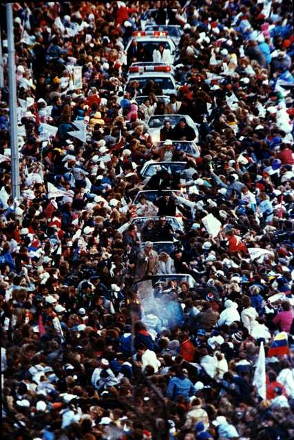 Excited fans swarm around the Minnesota Twins during their victory parade