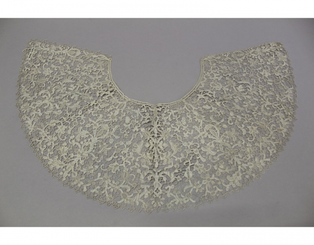 Lace collar