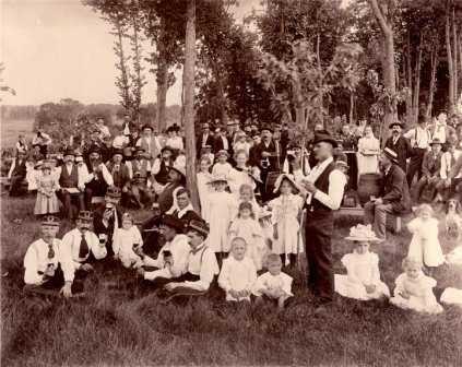 Black and white photograph of people gathered for Stiftungsfest, 1898.