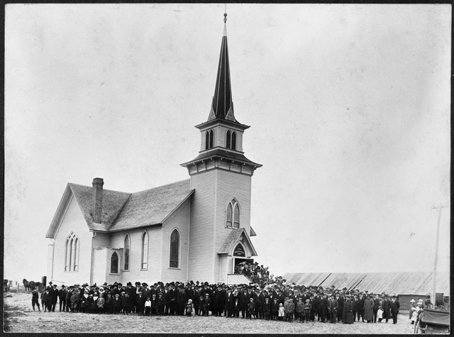 Photograph of St. Lucas Norwegian Lutheran Church and congregation