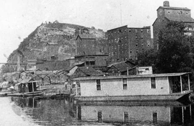 Black and white photograph of Red Wing's crowded riverfront with Barn Bluff in the background, c. 1910