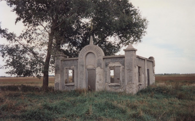 Color image of Castleswanhill, a chicken house adjacent to Schott Barn, c.1985.