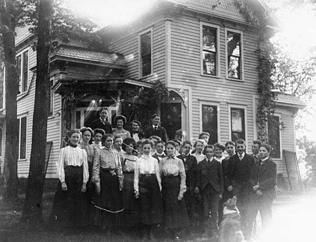 Black and white photograph of Hutchinson High School class at Harrington-Merrill House, Hutchinson, 1900.
