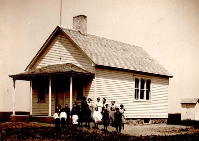 Black and white photograph of students in front of District 112 school in Mason Township, Murray County, 1913. 