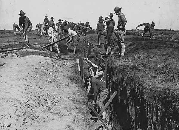 Black and white photograph of officers-in-training building a trench at Fort Snelling, 1917.