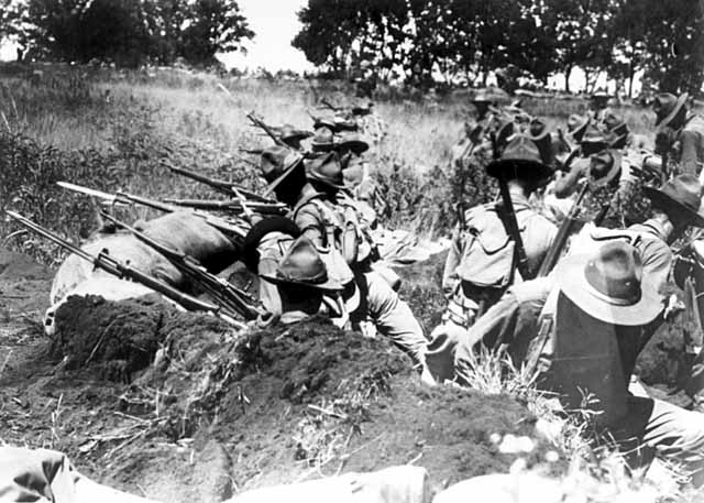 Black and white photograph of candidates in entrenchments at the Officers’ Training Camp, Fort Snelling, 1917.