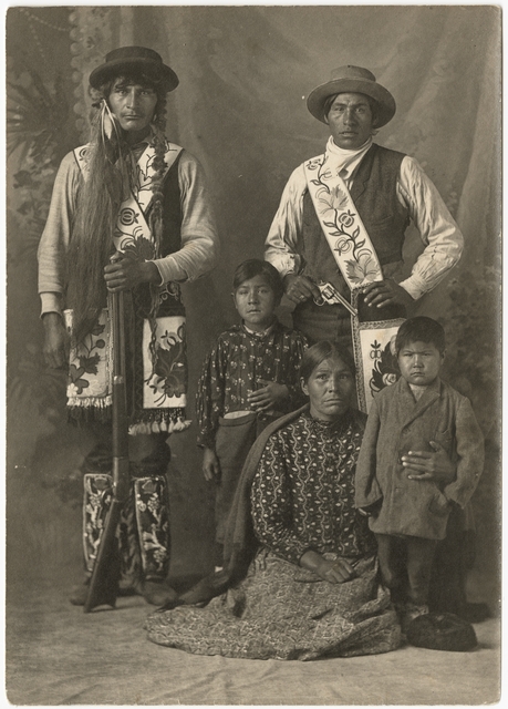 Photograph of Ojibwe family