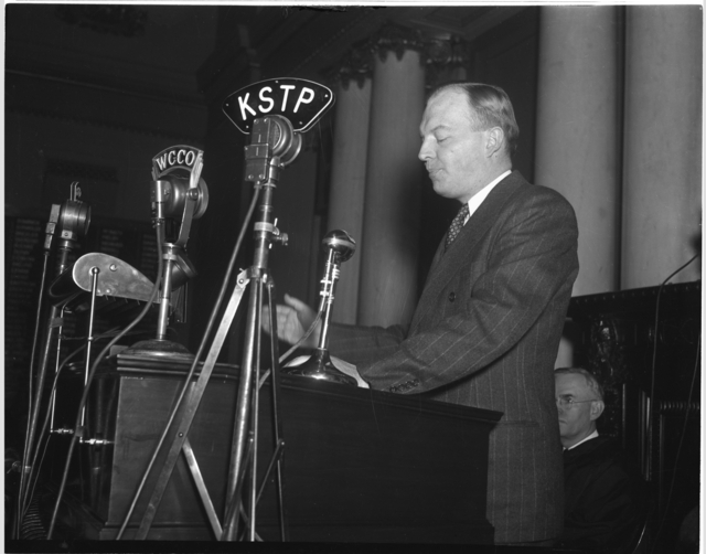 Black and white photograph of Governor Harold Stassen delivering an address to the Minnesota Legislature,1941.