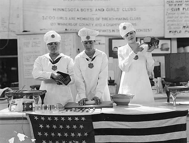 Black and white photograph of young bakers participating in a bread-making demonstration at the 1918 Minnesota State Fair.