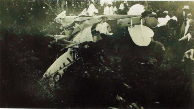 Black and white photograph of place wreckage from Florence Klingensmith’s fatal crash, 1933.