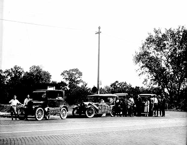 Tourists on the Lake Street bridge, Minneapolis