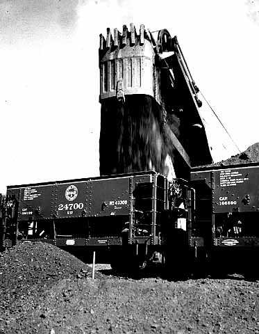 Black and white photograph of ore cars being loaded at the Hull-Rust mine at Hibbing, 1937.