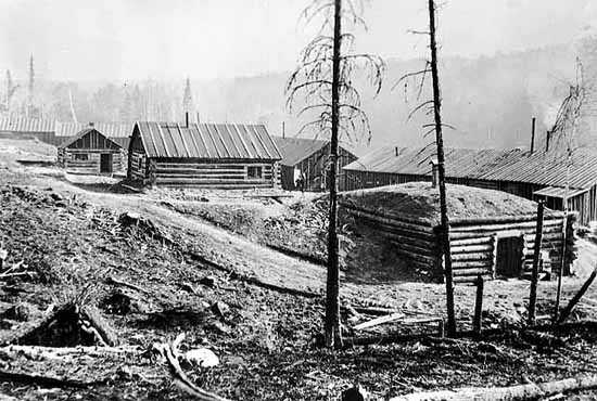 Virginia and Rainy Lake Lumber Camp 39, about one mile north of Echo Lake, ca. 1916. Visible are the root house (in the foreground, next to the office) and the filling shack. Photograph Collection, Minnesota Historical Society, St. Paul