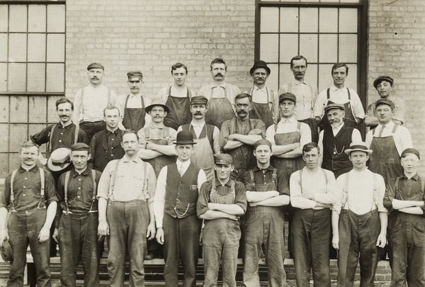 Black and white photograph of employees at the Northern Pacific Como Shops, St. Paul, 1913. Photograph by Axel E. Carlson.