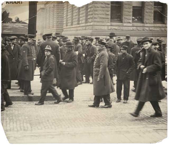 Black and white photograph of union supporters outside the St. Paul Public Library, December 2, 1917.