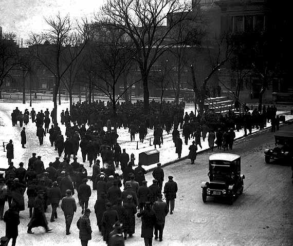 Black and white photograph of Street Railway union supporters gathering in Rice Park in St. Paul on December 2, 1917 for a meeting. 