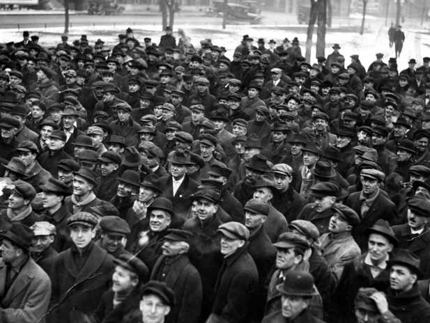 Black and white photograph of union supporters rallying in Rice Park on December 2, 1917.