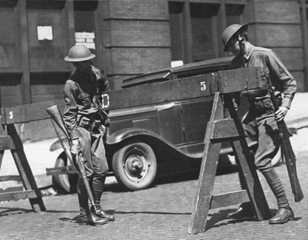 Black and white photograph of the National Guard setting up road blocks, Minneapolis, 1934.