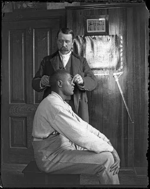 Measuring a prisoner's head