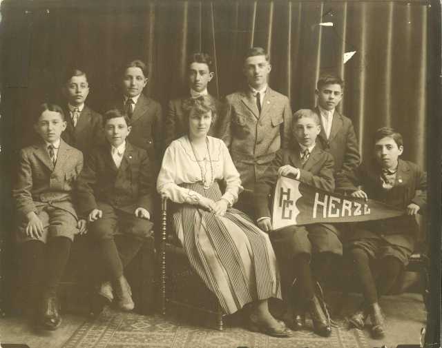 Black and white photograph of Herzl Camp attendees c.1915.