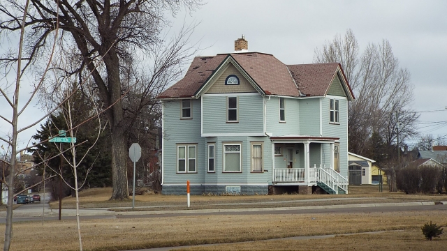 Color image of a home designed by Bert Keck for Crookston’s bandleader, G. Oliver Riggs, 2016.