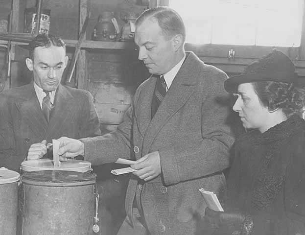 Black and white photograph of Harold and Esther Stassen casting their ballots during an election, c.1940.