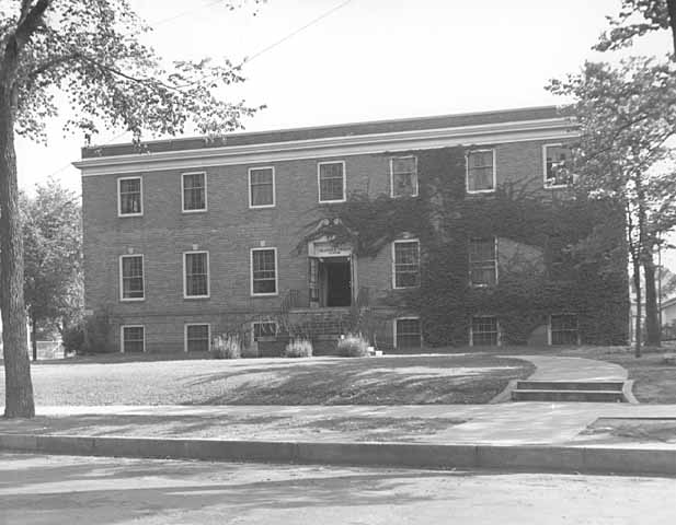 Black and white photograph of the exterior of the Emanuel Cohen Memorial Center at 1701 Oak Park Avenue in Minneapolis, c.1940.