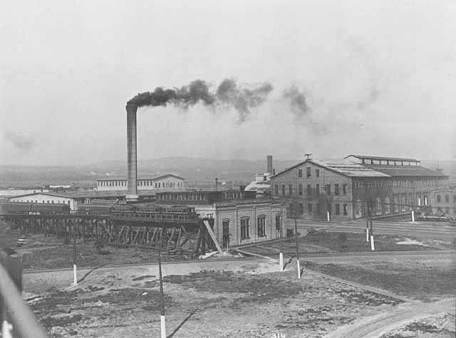 Black and white photograph of the Duluth & Iron Range Railroad shops, Two Harbors, 1915.