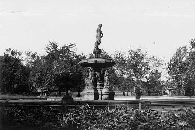 Black and white photograph of St. Paul's Central Park fountain, c.1898.