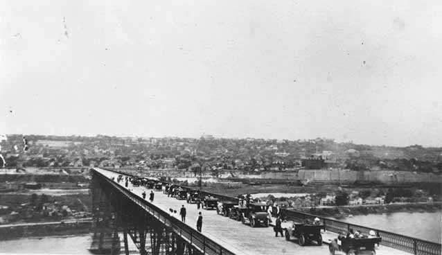 Black and white 8x10 photoprint of cars parked on the High bridge c.1915.
