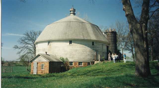 Sparre Round Barn (Nowthen, Minnesota), undated. Photographer unidentified. Barn Anoka County Historical Society, Object ID# P2066.A10-001. Used with the permission of Anoka County Historical Society.