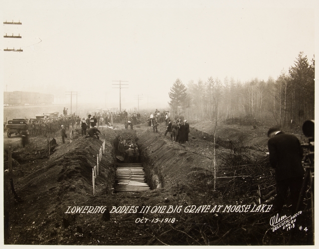 Black and white photograph of mass grave at Moose Lake after the fire, 1918. 