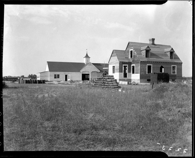 Barn and gamekeeper’s house at Carlos Avery Game Farm