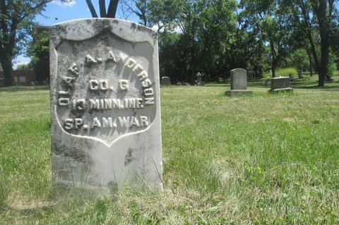 Color image of the headstone of Spanish American War soldier Olaf A. Anderson at Pioneers and Soldiers Memorial Cemetery in Minneapolis, 2016. Photographed by Paul Nelson.