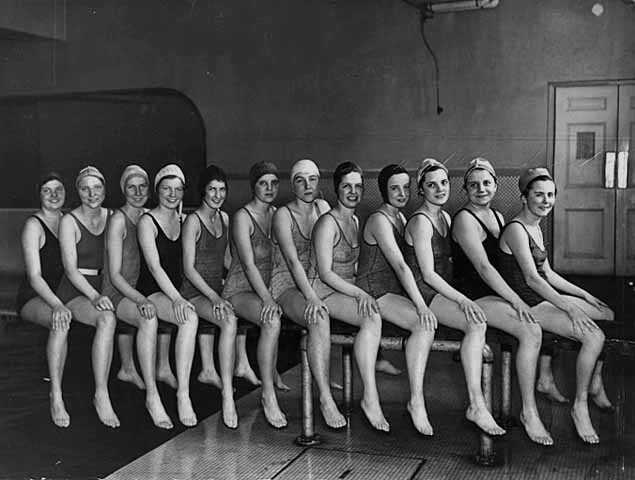 Photograph of swim class at Macalester College, 1930