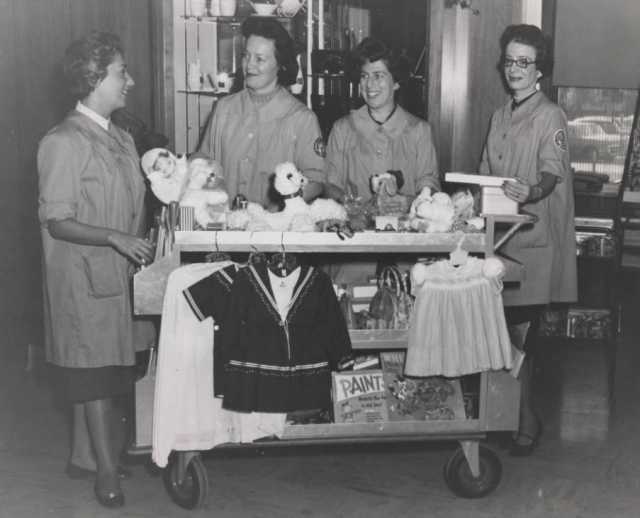 Black and white photograph of workers from the Mount Sinai Hospital Auxiliary, the hospital’s fundraising, service and public relations organization, 1955.