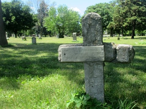 Color image of a roken headstone at Pioneers and Soldiers Memorial Cemetery in Minneapolis, 2016. Photographed by Paul Nelson.