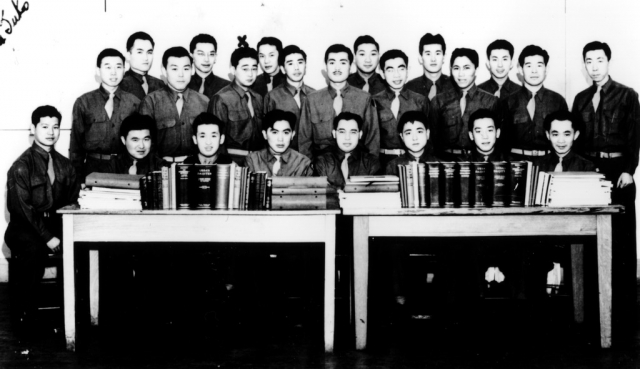 Black and white photograph of MISLS class at Fort Snelling, c.1944