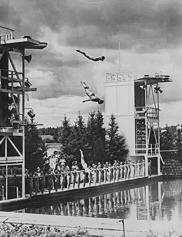 Minneapolis Aquatennial divers and synchronized swimmers at Theodore Wirth Pool, Aqua Follies, 1945