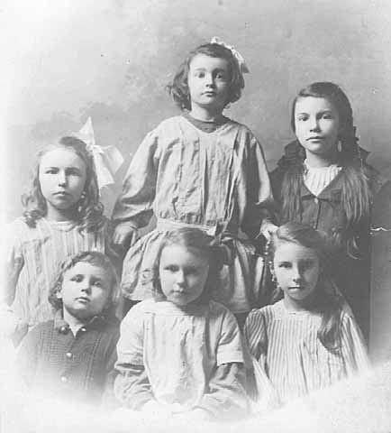 Photograph of the children of Anton and Elizabeth Gág c.1905. Back row (left to right): Stella, Debli, Wanda. Front row (left to right): Howard, Asta, Nelda.