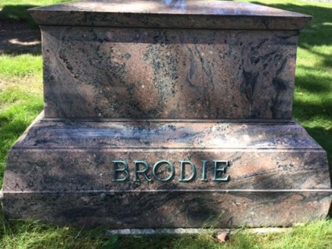 Color image of a Morton gneiss headstone in St. Paul’s Oakland Cemetery, 2016. Photograph by Paul Nelson.