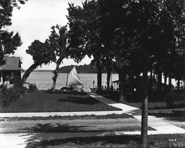 Photograph of dock at Keewaydin Hotel, Deephaven, c.1908.