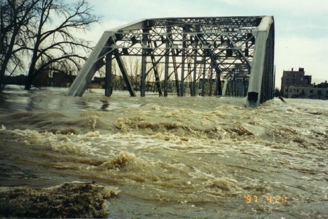 Flooding on Sorlie Bridge between Grand Forks and East Grand Forks, April 21, 1997