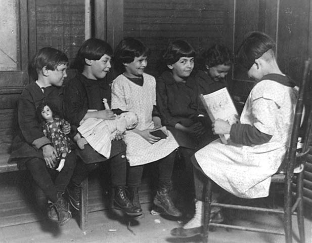 Black and white photograph of residents of the Jewish Sheltering Home for Children in Minneapolis, c.1925.